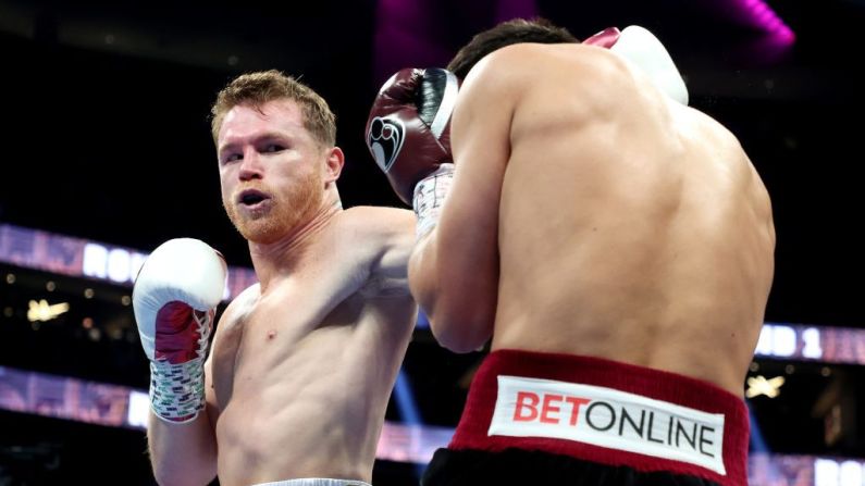 El "Canelo" Álvarez viene de convertirse en el campeón indiscutido del peso supermediano tras vencer a Caleb Plant en noviembre de 2021.