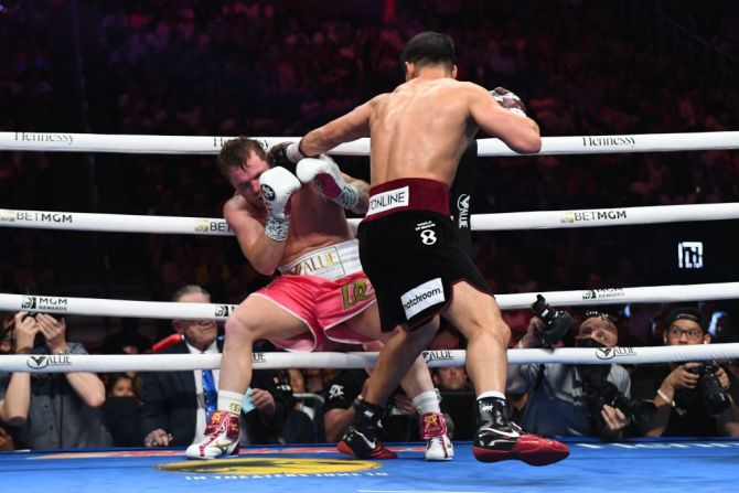 Dmitry Bivol se proclamó campeón interino en 2016 tras vencer al púgil Félix Valera y tras hacer dos defensas de la corona “fue elevado a monarca del organismo pionero”, según destaca la AMB.