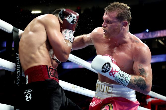 Saúl Álvarez recibió el galardón de mejor boxeador del año 2021 que fue otorgado por la Asociación de Escritores de Boxeo de Estados Unidos (BWAA, por sus siglas en inglés).