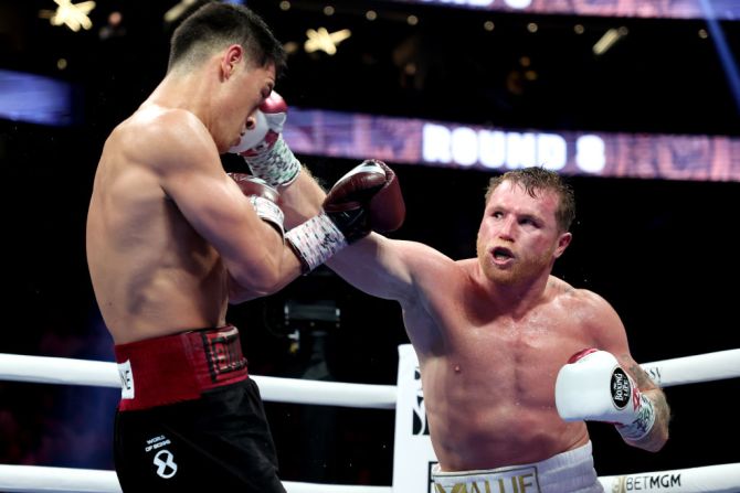 Saúl Álvarez conecta un golpe al ruso. Al Bello/Getty Images)