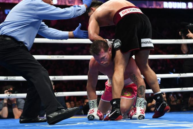 El boxeador ruso mostró su poderío ante el mexicano.