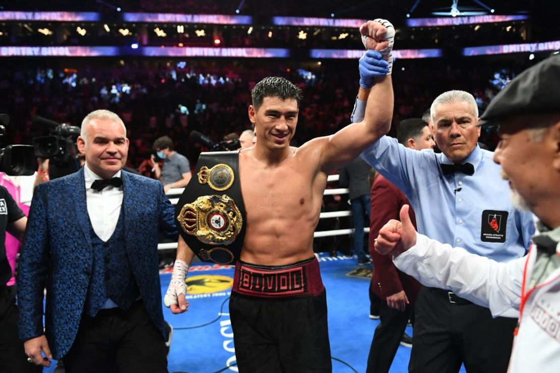 Dmitry Bivol ganó la pelea por decisión unánime.