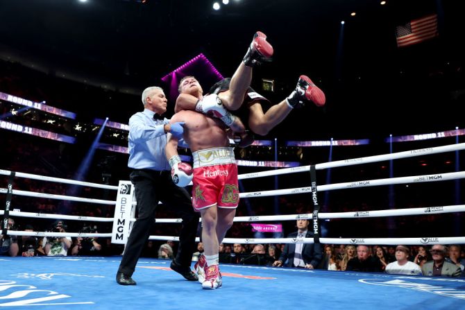 Canelo, por momentos, se vio impotente ante el ruso.