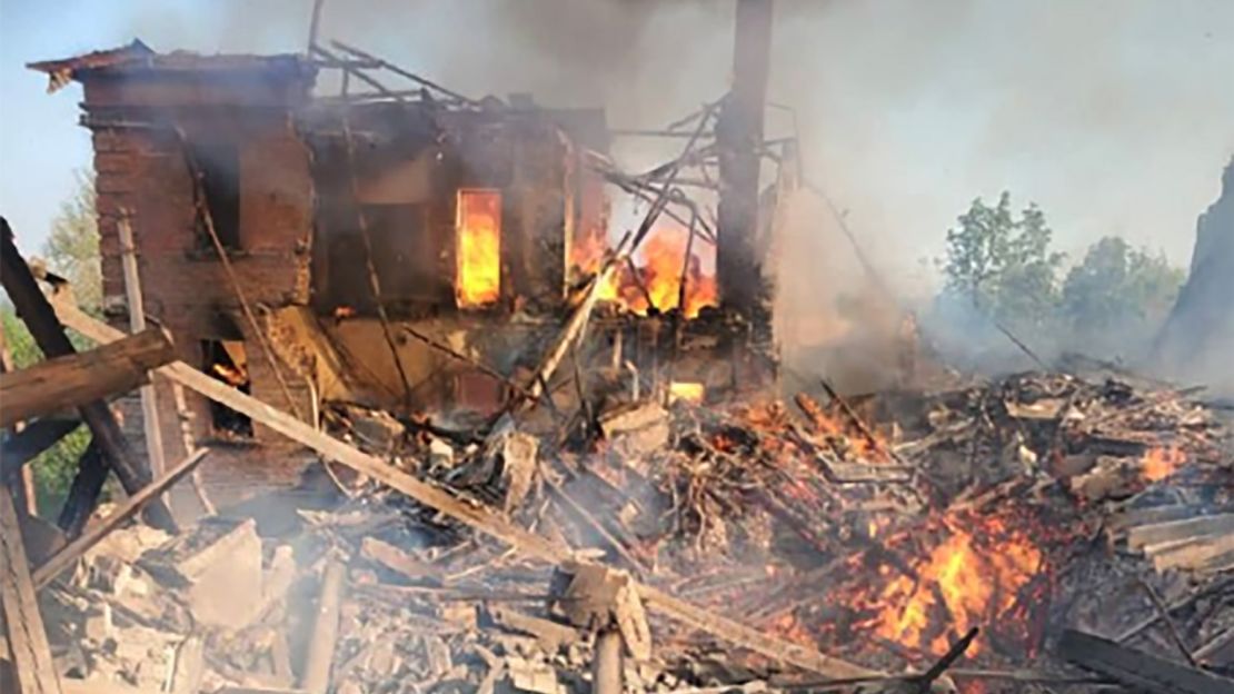 Rusia bombardeó una escuela en Bilohorodka, Ucrania, el sábado 7 de mayo.