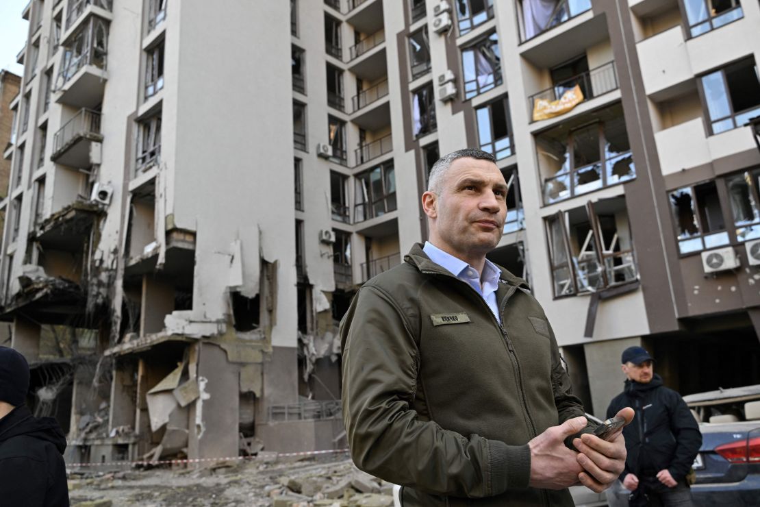 Vitali Klitschko, alcalde de Kyiv, frente a un edificio dañado tras los ataques rusos en la capital el 29 de abril