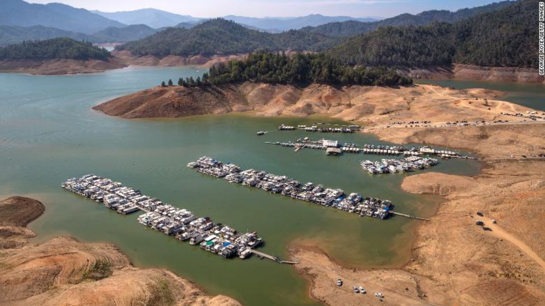 El lago Shasta, el depósito de agua más grande de California, es la fuente clave para recolectar y entregar grandes cantidades de agua a través del Valle Central y hacia el delta del río Sacramento, donde comienza el Proyecto de Agua del Estado de California (también conocido como Acueducto de California), que transporta agua al Sur de California y todo regiones intermedias.