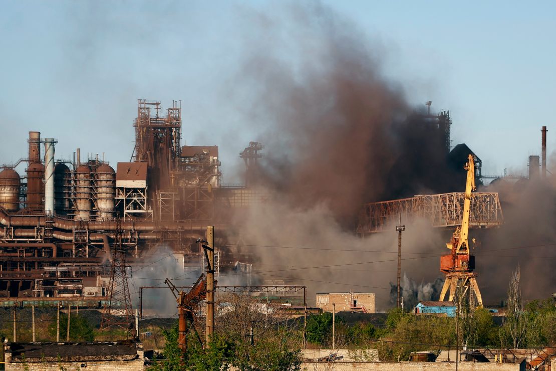 El humo se eleva desde la planta siderúrgica Azovstal en Mariupol, Ucrania, el sábado 7 de mayo.