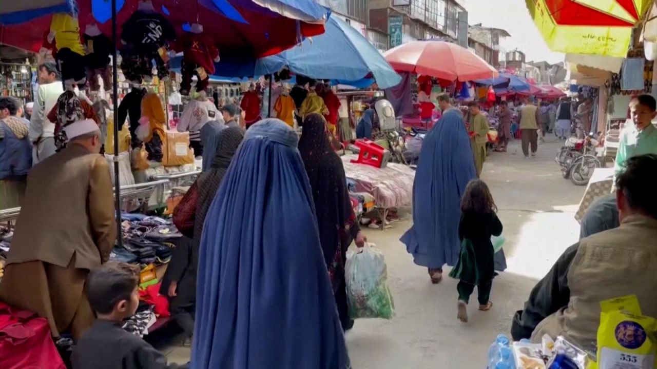 CNNE 1203893 - mujeres deberan cubrir sus rostros en publico en afganistan