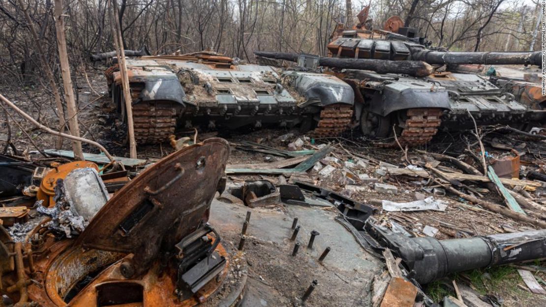 Tanques rusos destruidos y quemados a lo largo de una carretera cerca de la capital ucraniana de Kyiv.