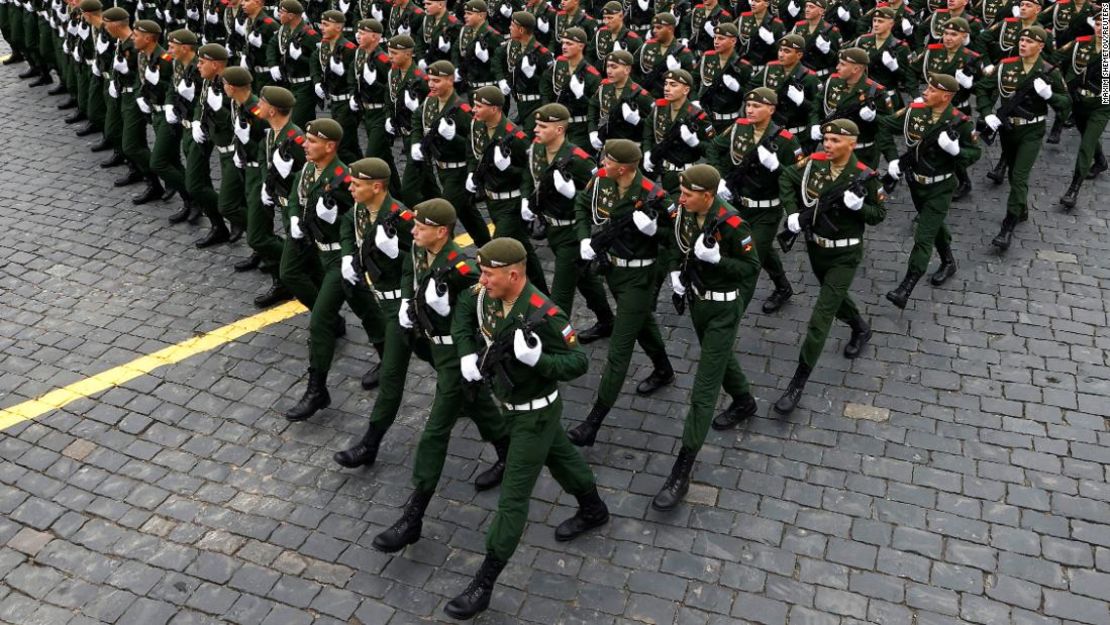 Miembros del servicio ruso marchando en la Plaza Roja en el centro de Moscú el 9 de mayo de 2021 para conmemorar el Día de la Victoria.