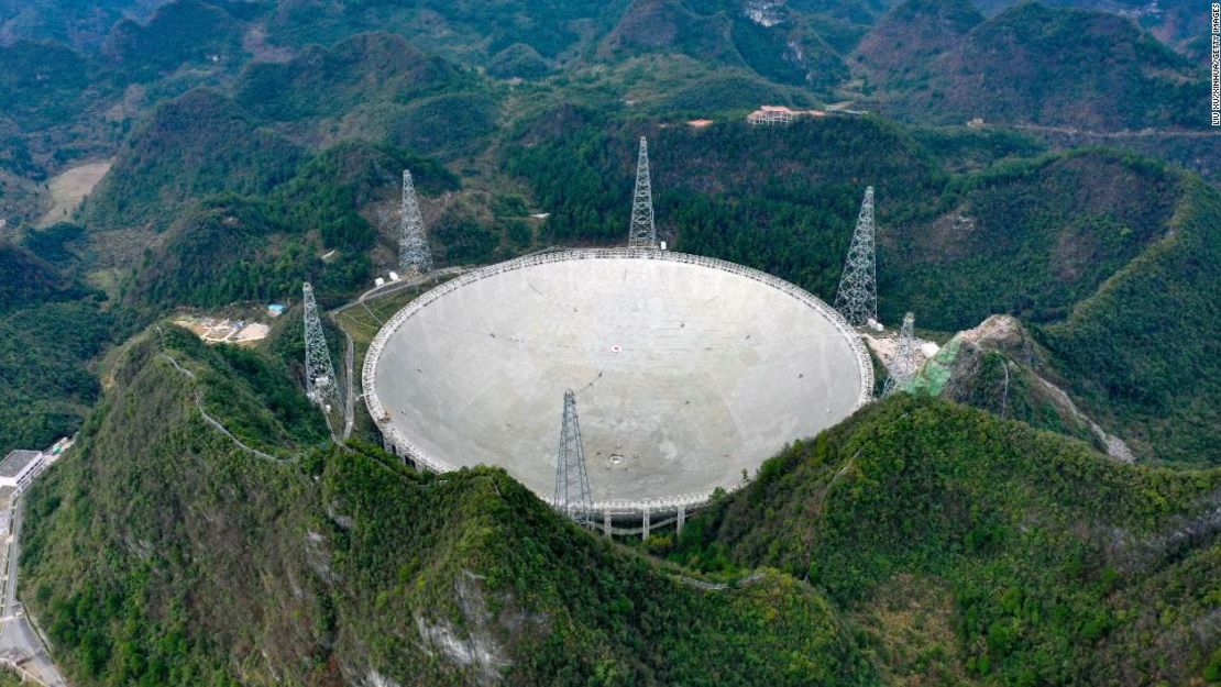 El radiotelescopio esférico de apertura FAST de China en mantenimiento en la provincia de Guizhou, suroeste de China, el 11 de enero de 2020.