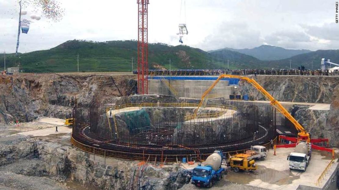 Trabajadores vierten hormigón en un sitio de construcción de reactores nucleares en Kumho, Corea del Norte, en 2002.