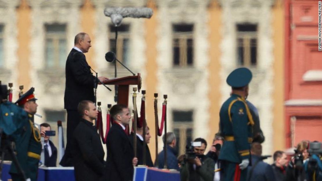 El presidente ruso Vladimir Putin pronuncia un discurso durante un desfile militar en el Día de la Victoria, que marca el 77 aniversario de la victoria sobre la Alemania nazi en la Segunda Guerra Mundial, en la Plaza Roja en el centro de Moscú, Rusia, el 9 de mayo.