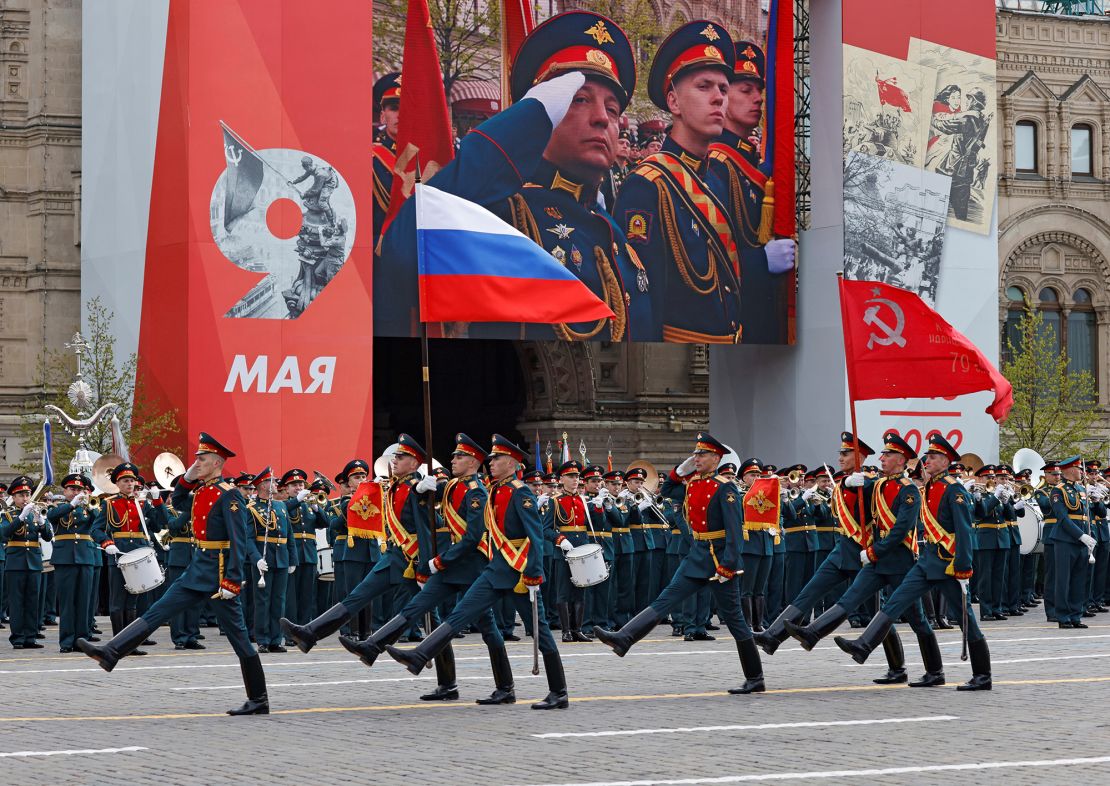 Miembros del Ejército ruso participan en un desfile militar en el Día de la Victoria, que marca el 77 aniversario de la victoria sobre la Alemania nazi en la Segunda Guerra Mundial, en la Plaza Roja en el centro de Moscú, Rusia, el 9 de mayo.