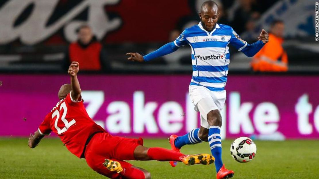 Jody Lukoki (derecha) compite con el PEC Zwolle en la semifinal de la Copa de los Países Bajos contra el FC Twente el 7 de abril de 2015.