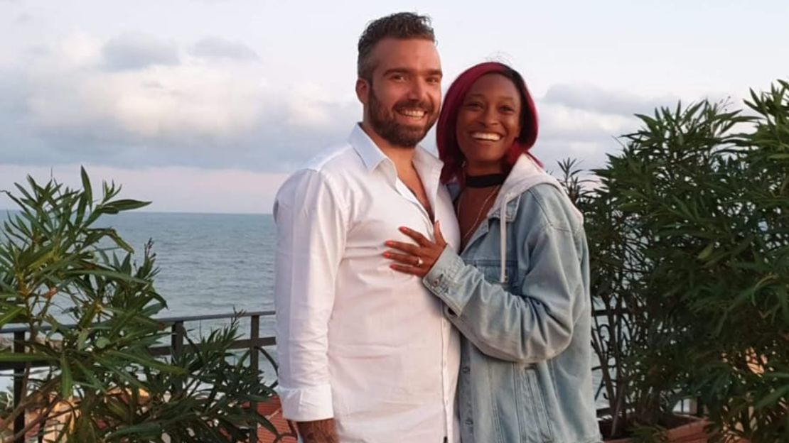 La pareja se comprometió durante sus vacaciones en Italia en 2019.