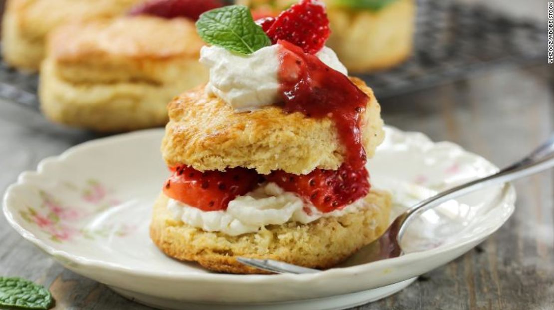 Las fresas, la nata montada y los bizcochos hacen que el “shortcake” de fresas sea fácil de preparar.