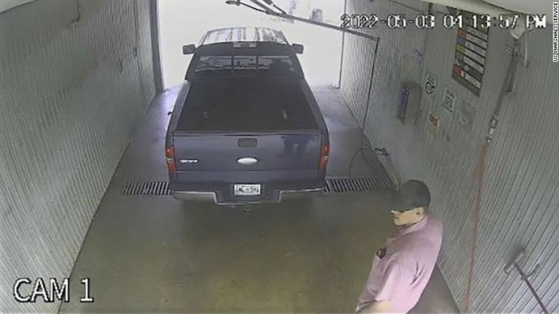 El Servicio de Alguaciles de EE.UU. publicó imágenes de quien creen es el fugitivo Casey White en un lavadero de autos de Indiana.