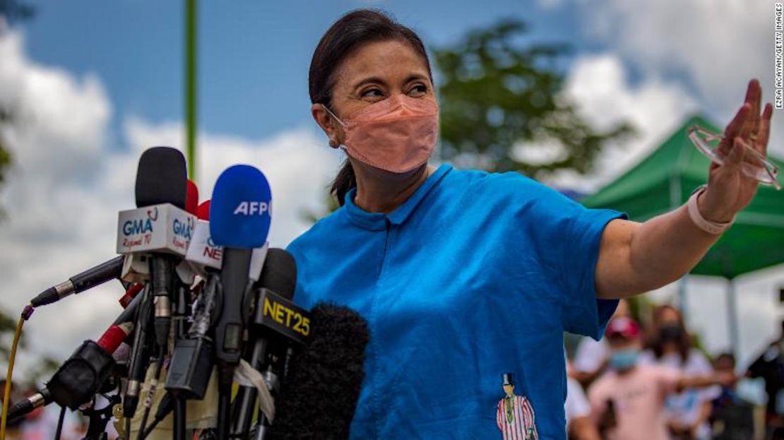 La vicepresidenta Leni Robredo habla con los medios de comunicación después de emitir su voto en una escuela convertida en recinto electoral el 9 de mayo en Magarao, provincia de Camarines Sur, Filipinas.