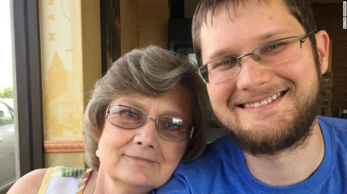 Cameron Williams y Connie Ridgeway celebran juntos su último Día de la Madre en 2015.