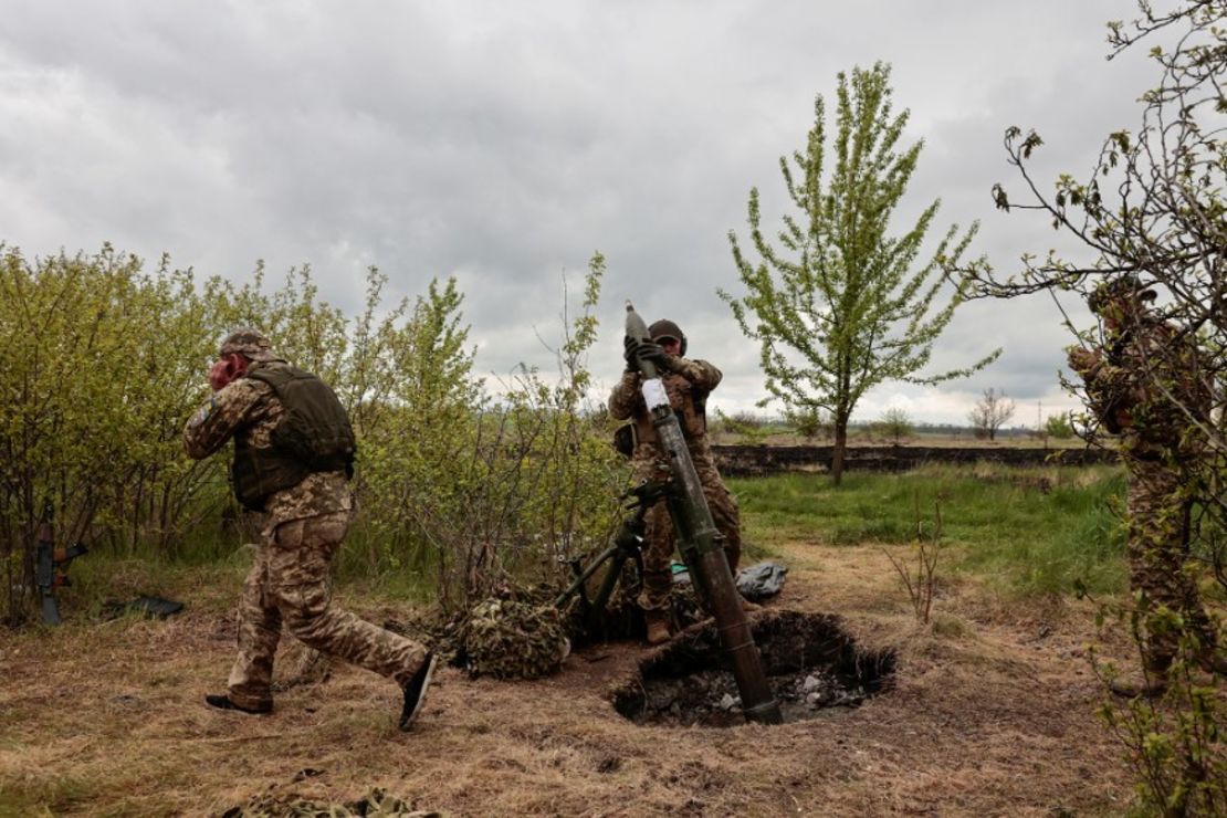 Un militar ucraniano carga un proyectil en un mortero en la región ucraniana de Kharkiv el 9 de mayo.