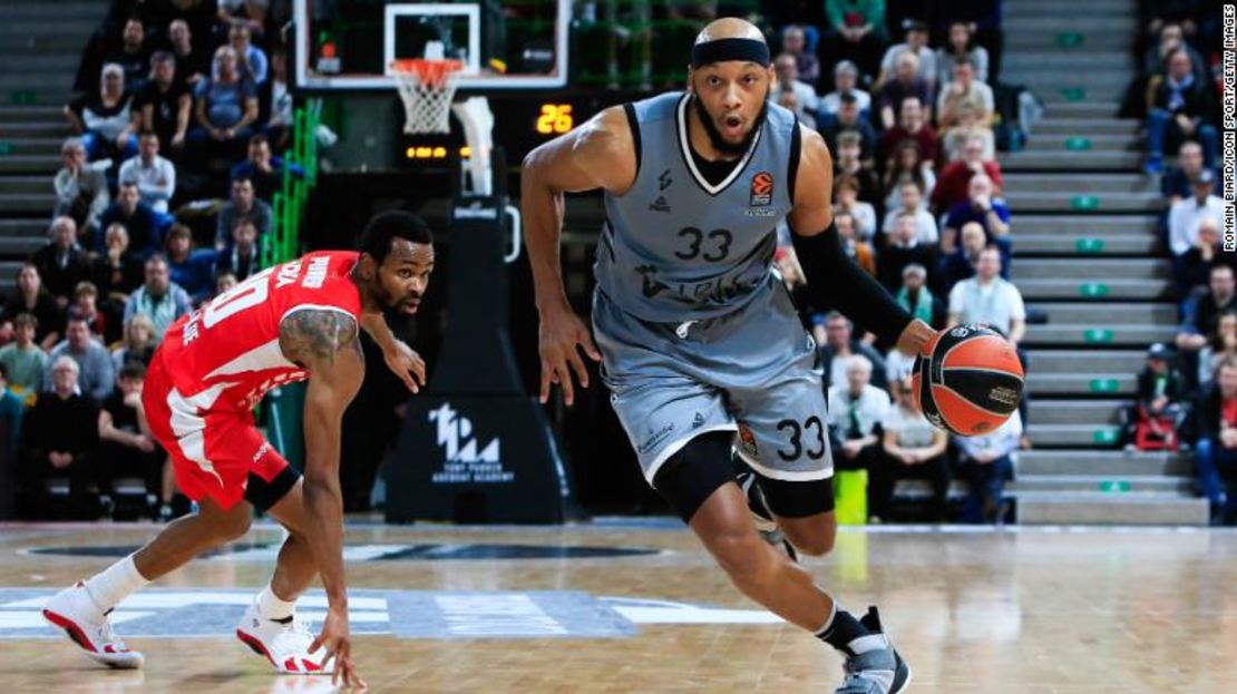 Payne de Lyon y Kevin Punter de Belgrado durante el partido de la Euroliga entre ASVEL y Crvena Zvezda el 10 de enero de 2020 en Villeurbanne, Francia.