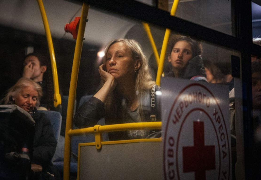 Las personas evacuadas de Mariúpol llegan en autobuses a una zona de registro y procesamiento de desplazados internos en Zaporiyia, Ucrania, el 8 de mayo.