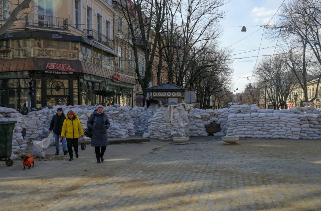 La gente camina junto a las barricadas en el centro de Odessa el 17 de marzo de 2022.