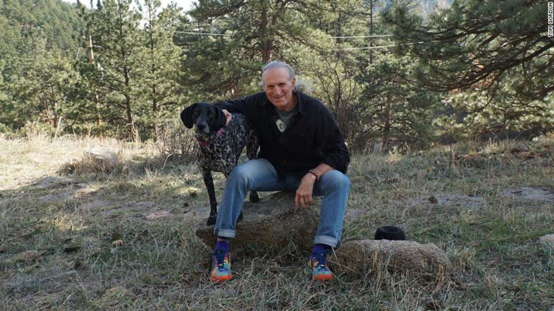 Marc Bekoff, profesor emérito de Ecología y Biología Evolutiva de la Universidad de Colorado, en Boulder, afirma que los primos salvajes de los perros exhiben los mismos comportamientos que los dueños ven en sus caninos que duermen la siesta.