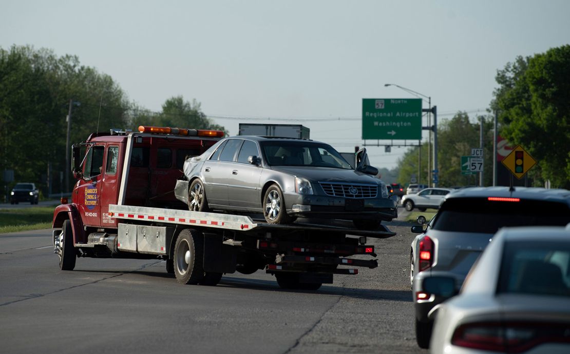 Una grúa recupera el Cadillac conectado a Vicky White y Casey White en Evansville, Indiana, el 9 de mayo.