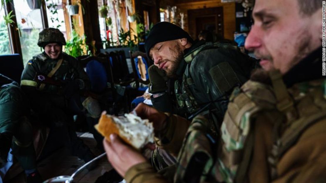 Yaroslav Amosov, apoyando su cabeza en las manos, con el resto de sus compañeros ucranianos mientras se preparan para enfrentarse a las fuerzas rusas en Irpin, Ucrania.