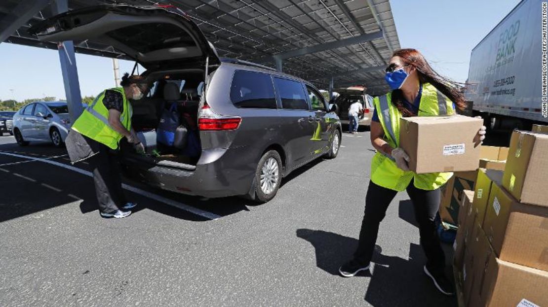 Voluntarios y miembros del Banco de Alimentos de los condados de Contra Costa y Solano ayudan a distribuir alimentos a las personas necesitadas. El banco de alimentos ha visto aumentar la demanda en los últimos meses en medio de una mayor inflación.