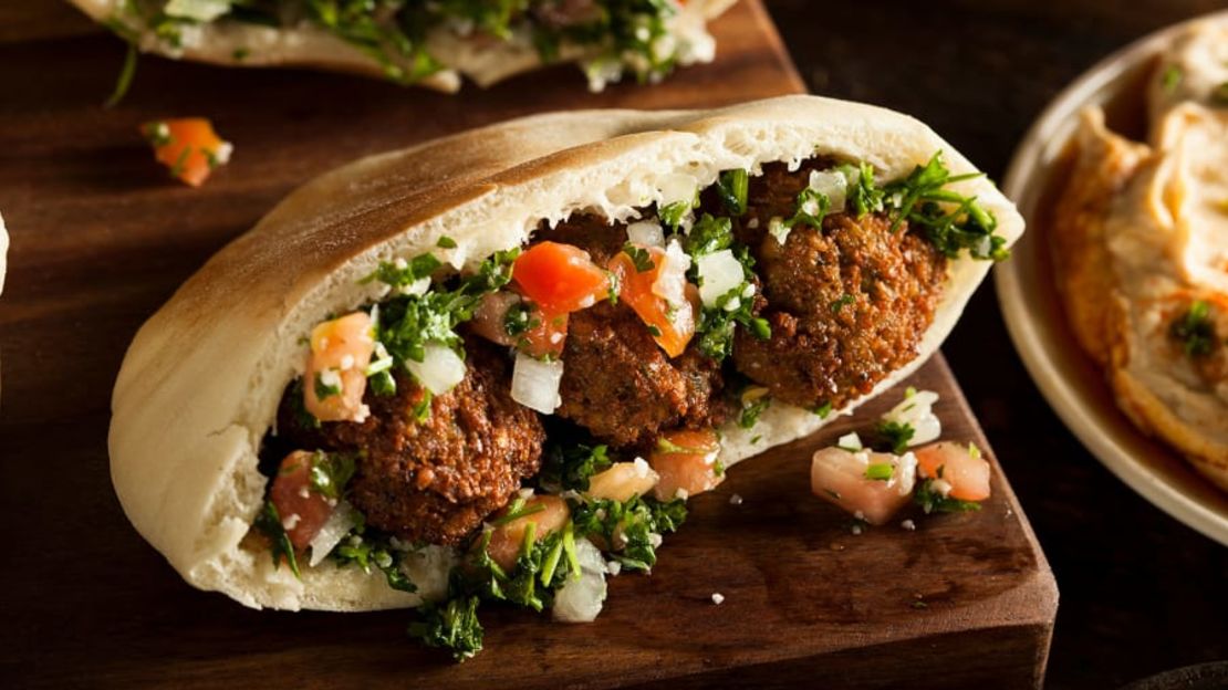 El falafel pita vegetariano está repleto de sabores frescos.Crédito: Brent Hofacker/Adobe Stock