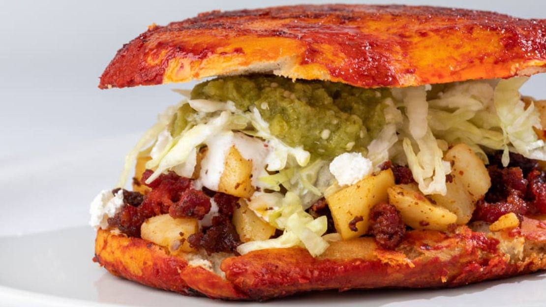 El pambazo de México está relleno de papas y chorizo, entre otras cosas.Crédito: Ulises Lima/Adobe Stock