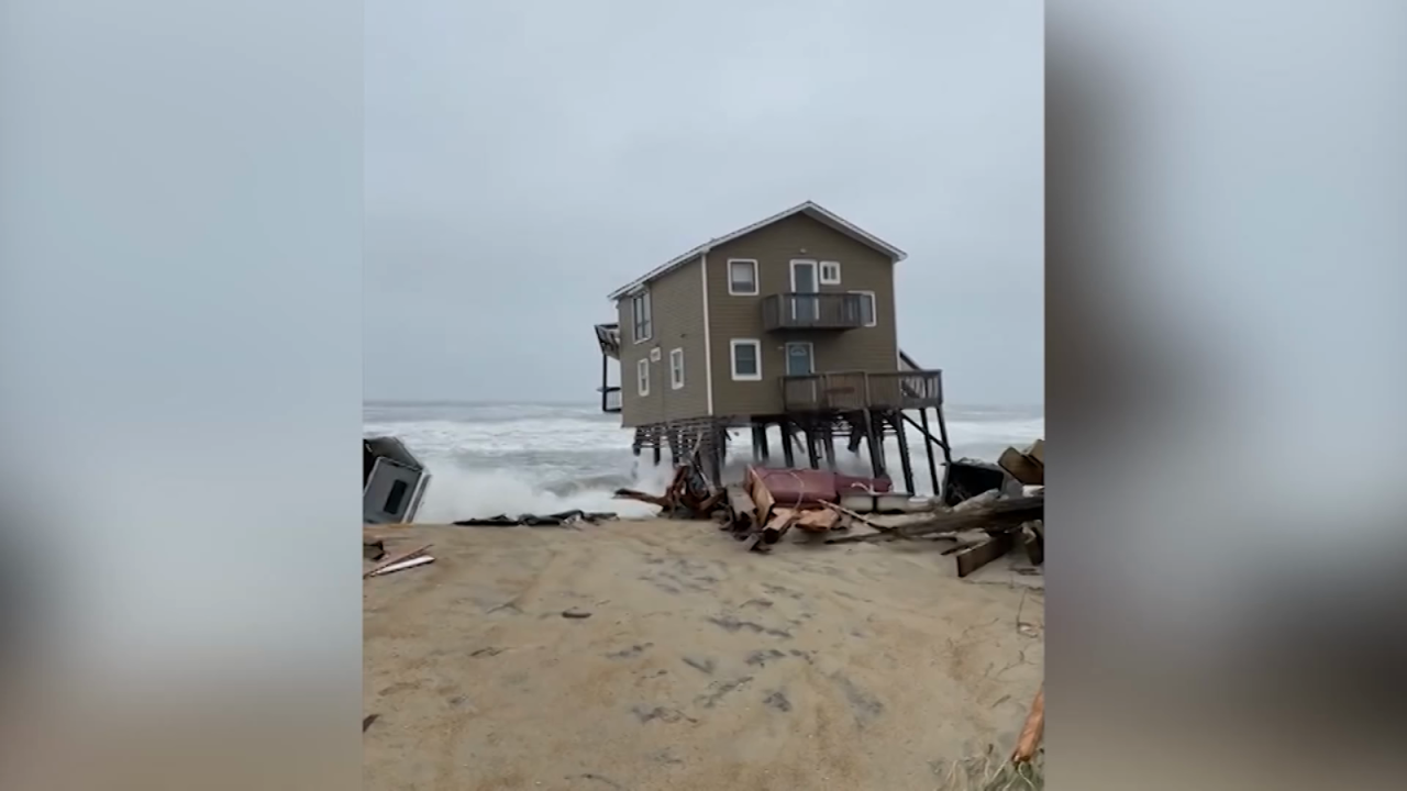 CNNE 1205711 - una casa es arrastrada hacia el mar en carolina del norte