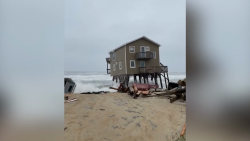 CNNE 1205711 - una casa es arrastrada hacia el mar en carolina del norte