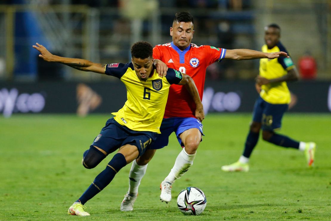 Byron Castillo de Ecuador y Jean Meneses de Chile durante un partido de las eliminatorias el 16 de noviembre de 2021 en Santiago.