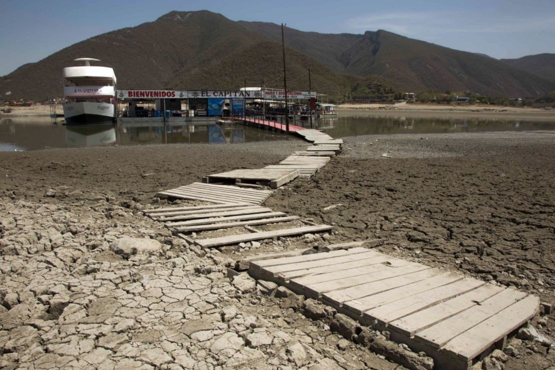 Vista de la represa La Boca en Santiago, estado de Nuevo León, México durante el Día Mundial del Agua el 22 de marzo de 2022. La falta de lluvia ha reducido la capacidad de la represa al 10%, la más baja en los últimos 40 años.