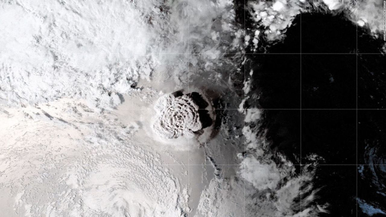 CNNE 1205820 - erupcion del volcan de tonga envio "huracan" al espacio