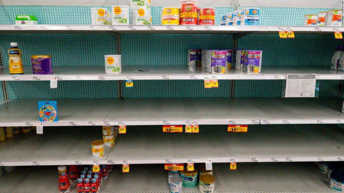 La leche de fórmula para bebés se exhibe en los estantes de una tienda de abarrotes en Carmel, Indiana, el martes.