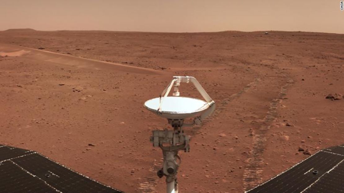 El rover Zhurong mira hacia atrás a su módulo de aterrizaje mientras proporciona una vista del lugar de aterrizaje. Crédito:  China National Space Administration