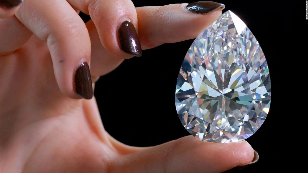 CNNE 1205925 - record- se subasta el diamante blanco mas costoso del mundo