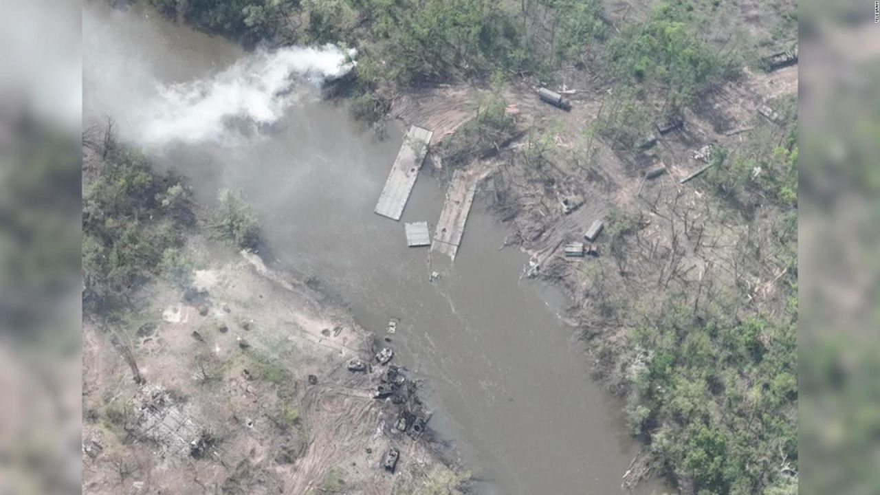 CNNE 1205978 - ucranianos destruyen 2 puentes flotantes rusos en menos de 24 horas