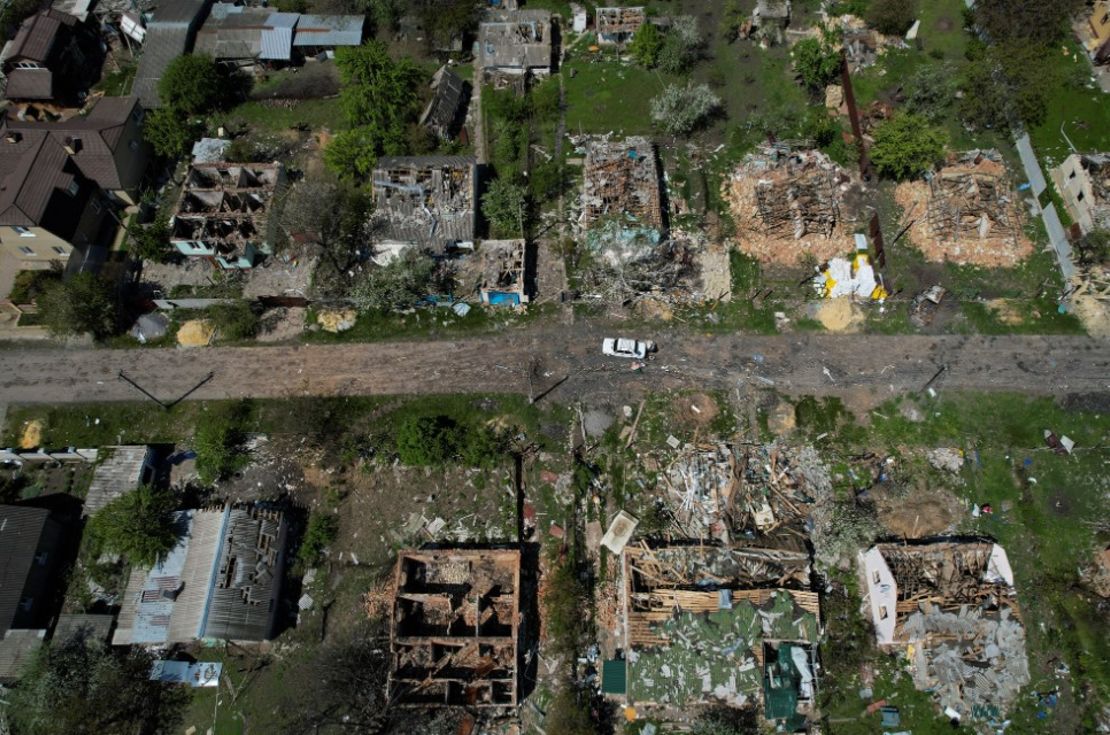 Casas destruidas vistas desde arriba en el pueblo de Vilhivka, cerca de Járkiv, Ucrania, el 11 de mayo