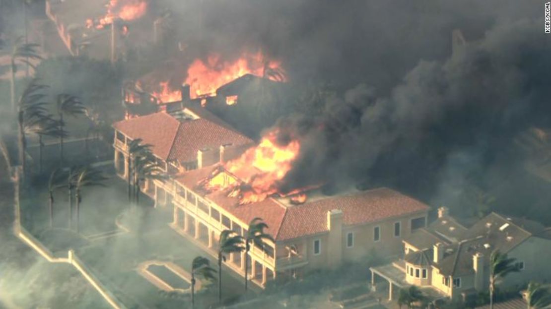 Un incendio de rápido movimiento consumió casas en el condado de Orange, California, este miércoles.