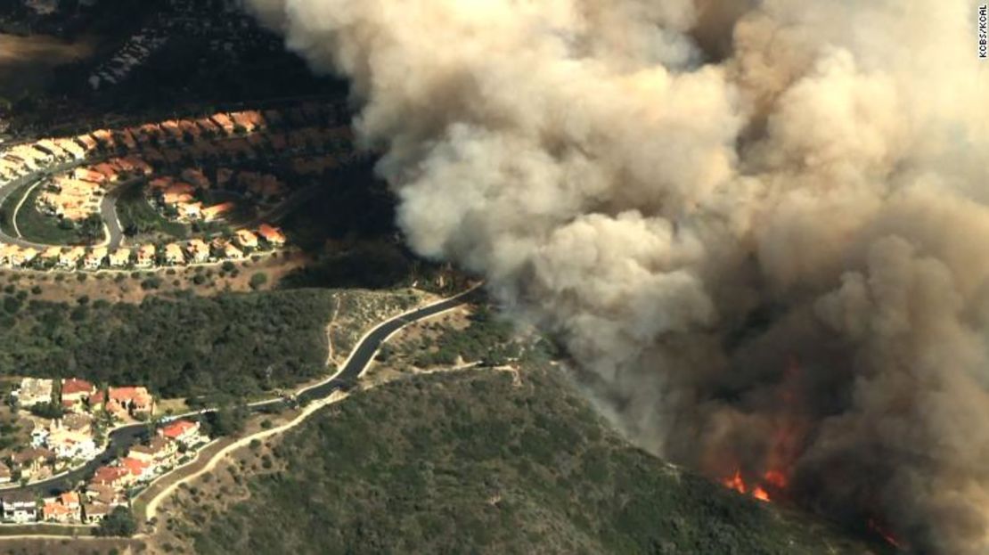 Las casas en el área de Laguna Niguel, California, fueron evacuadas este miércoles por un incendio forestal.