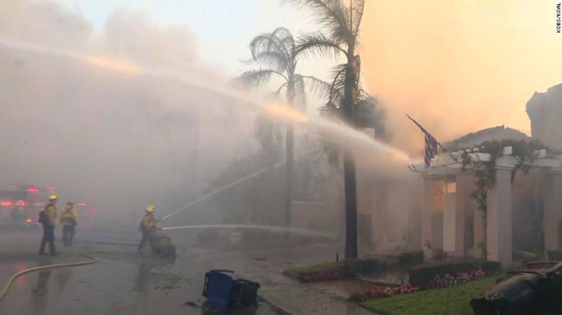 Los bomberos intentan contener un incendio en el condado de Orange, California, este miércoles.