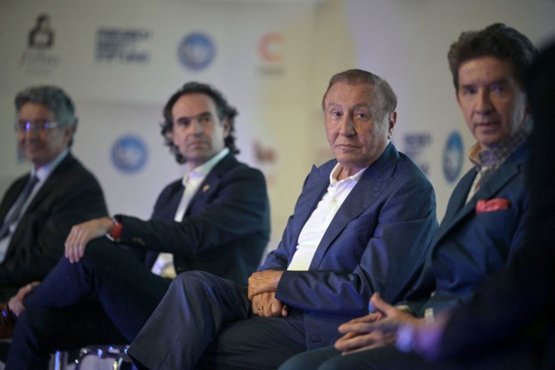 (De izquierda a derecha) Los candidatos presidenciales colombianos Enrique Gómez, Federico Gutiérrez, Rodolfo Hernández y Luis Pérez son vistos durante un debate presidencial en la Feria Internacional del Libro en Bogotá el 20 de abril de 2022.