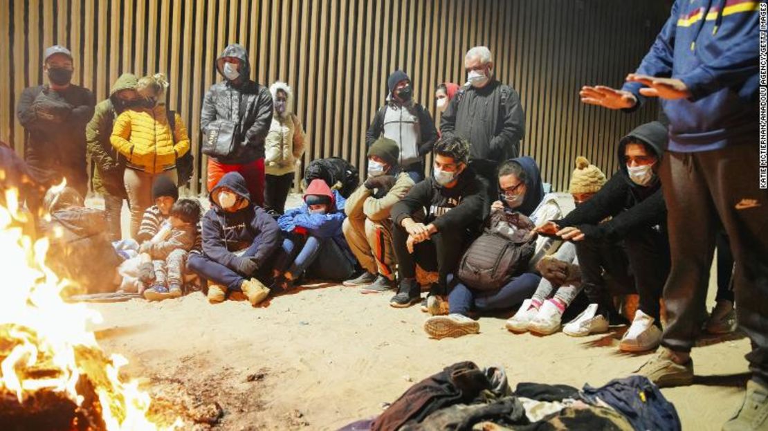 Cubanos que acaban de cruzar la frontera entre Estados Unidos y México se aglomeran cerca de una fogata en Yuma, Arizona, en febrero.