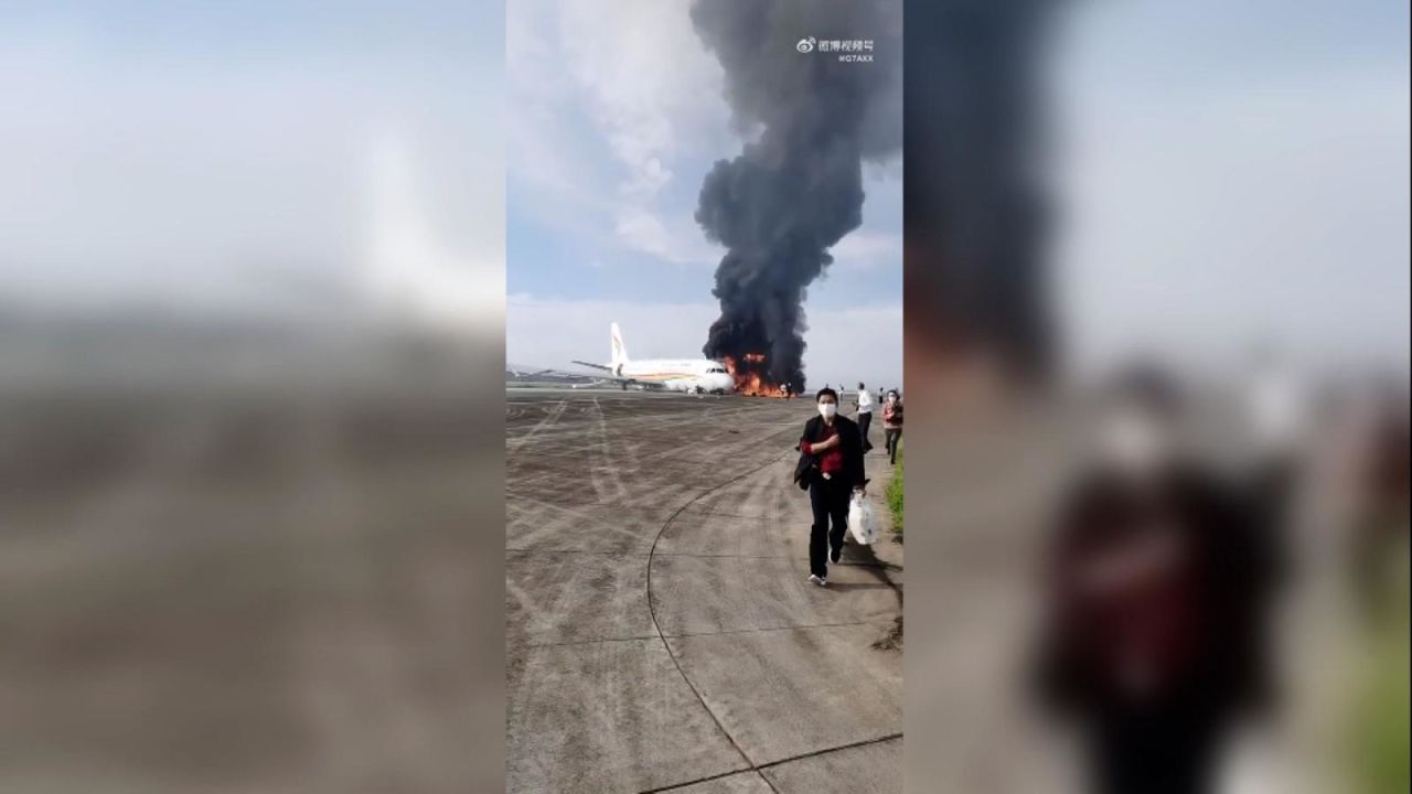 CNNE 1206372 - asi se incendio un avion tras salirse de pista en china
